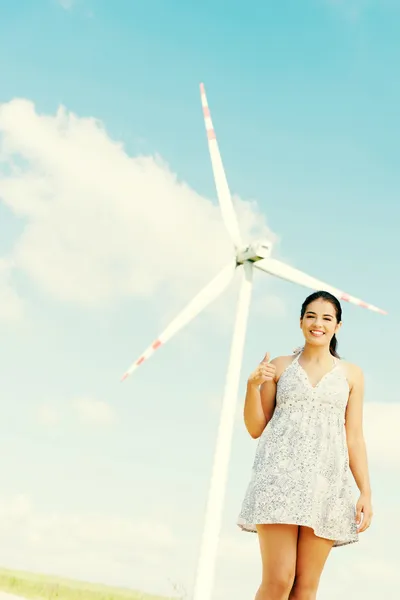 Meisje naast je eigen windturbine. — Stockfoto