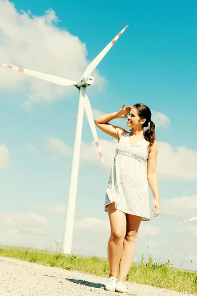 Meisje naast je eigen windturbine. — Stockfoto