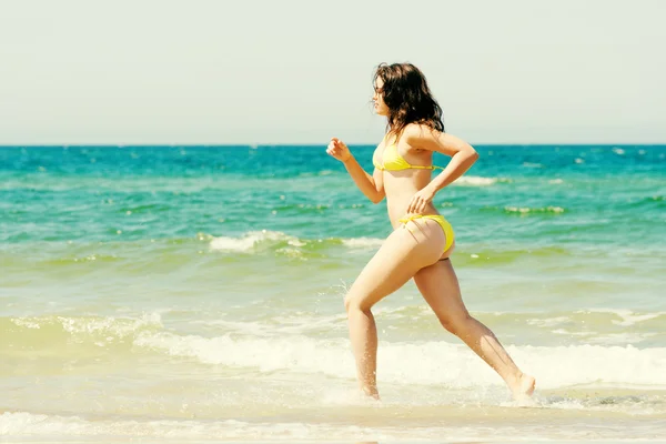 浜を走る女 — ストック写真