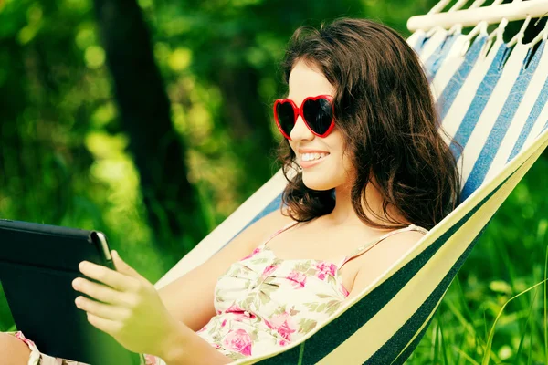 Vrouw met e-boek. — Stockfoto