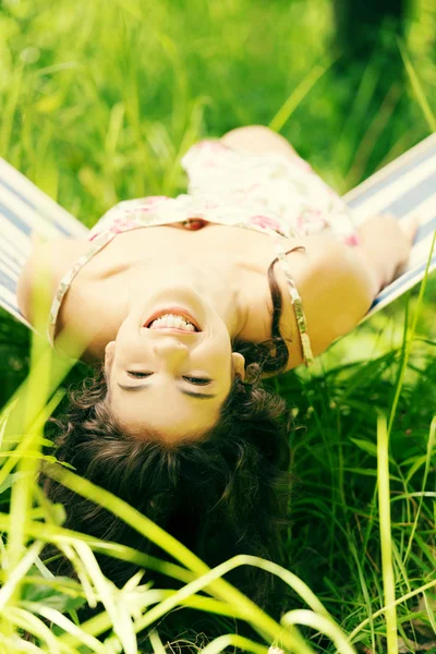 Woman lying in hammock — Stock Photo, Image