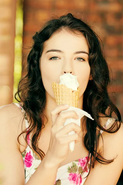 Žena jí zmrzlinu — Stock fotografie
