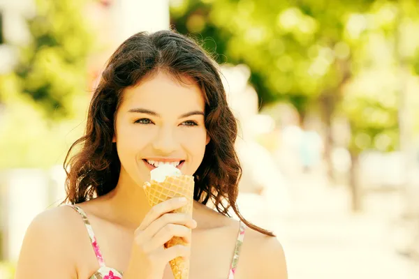 Mujer comiendo helado. — Foto de Stock