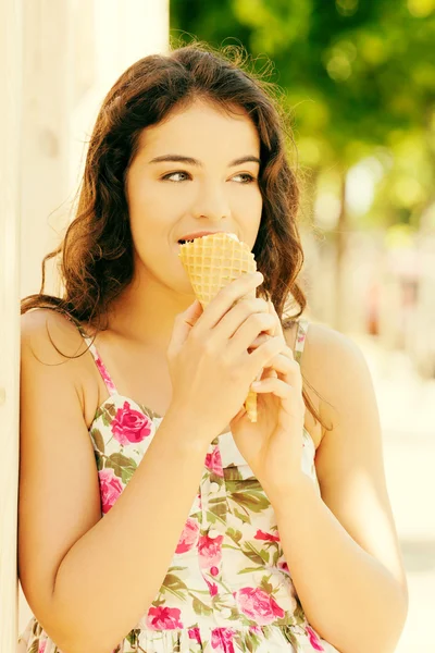 Frau isst Eis — Stockfoto