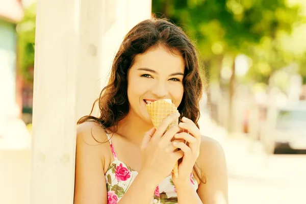 Vrouw die ijs eet — Stockfoto