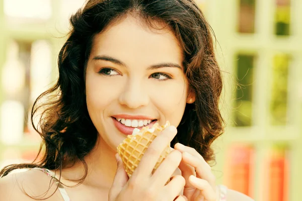 Woman eating ice-cream — Stock Photo, Image