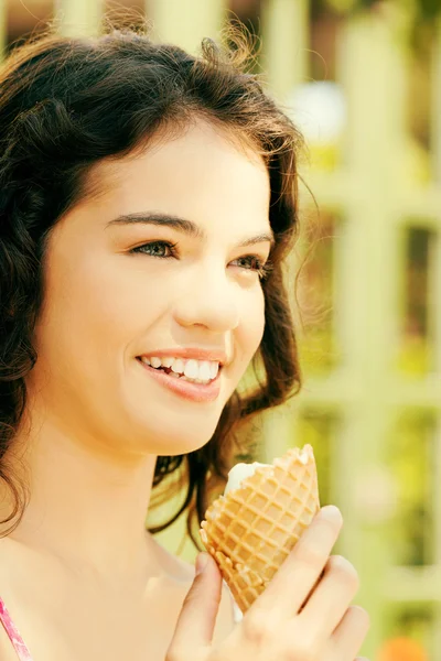 Woman eating ice-cream — Stock Photo, Image