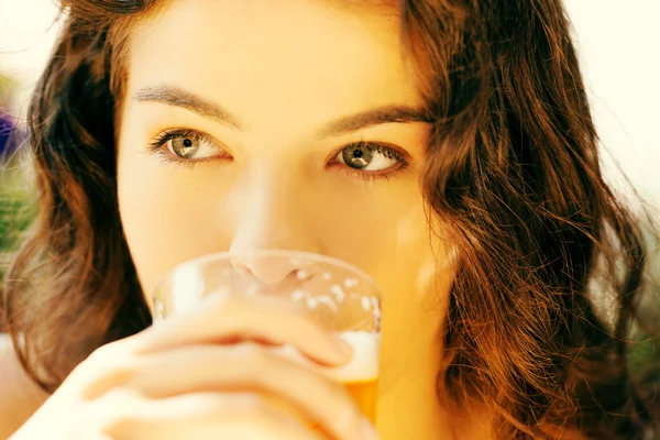 Donna che beve birra — Foto Stock