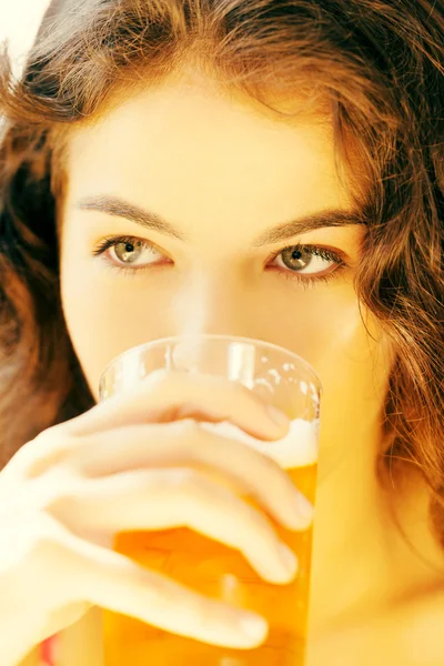 Frau trinkt Bier — Stockfoto