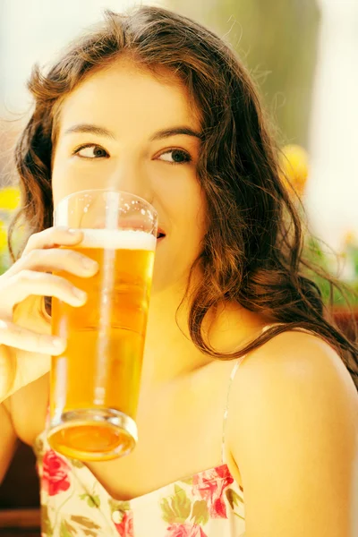 Frau trinkt Bier — Stockfoto