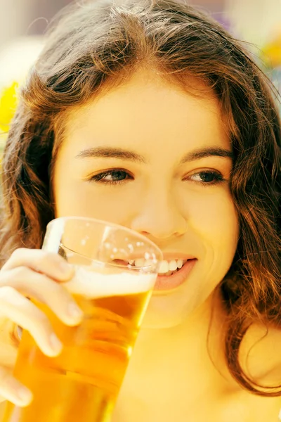 Woman drinking beer — Stock Photo, Image