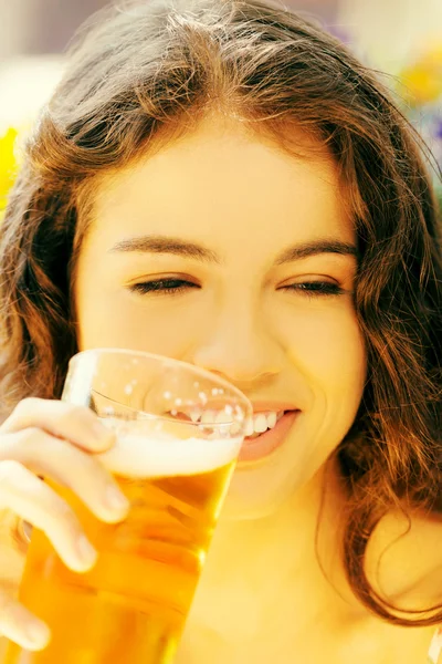 Woman drinking beer — Stock Photo, Image