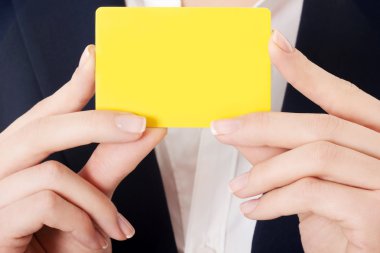 elinde boş sarı kart.