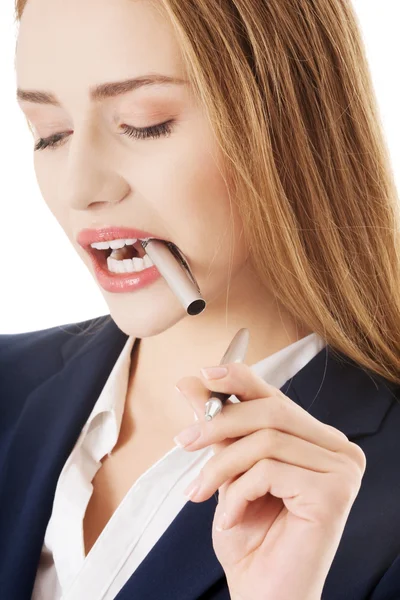 Mujer de negocios con pluma —  Fotos de Stock