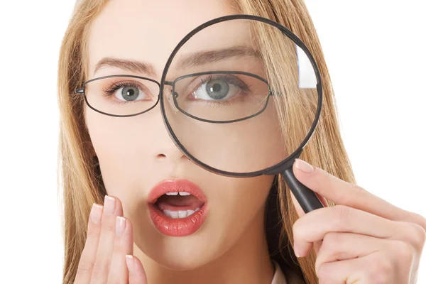 Woman with magnifying glass. — Stock Photo, Image