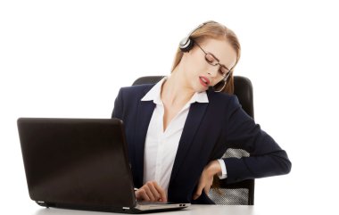 sırt ağrısı olan kadın