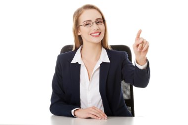 iş kadını ekranda seçim yapma