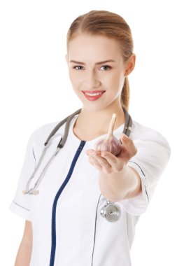 Doktor sarımsak düzenliyor.
