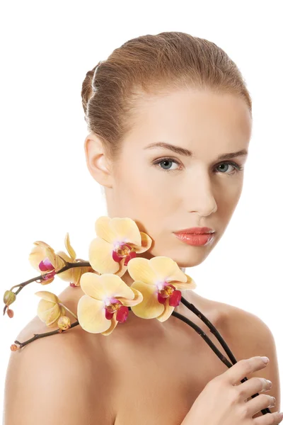 Bela mulher com flor de orquídea. — Fotografia de Stock