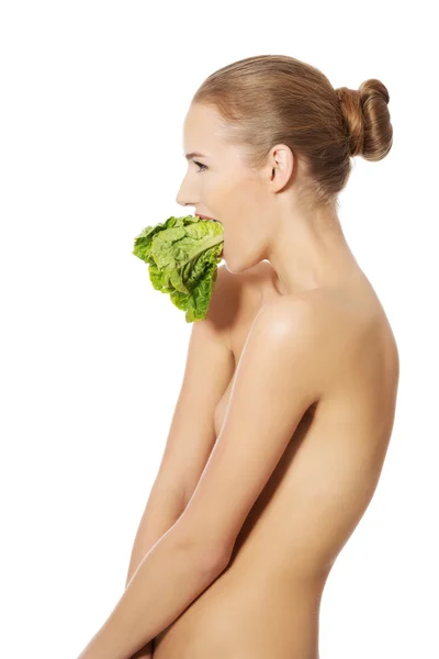 Žena s salát v ústech — Stock fotografie