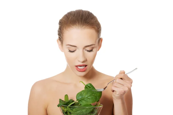 Mujer comiendo lechuga de un tazón — Foto de Stock