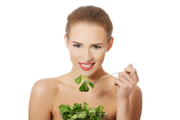 Woman eating lettuce from bowl — Stock Photo, Image