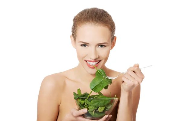 Mujer comiendo lechuga de un tazón —  Fotos de Stock