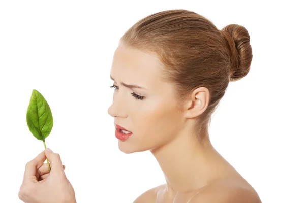 Mooie vrouw met een groen blad. — Stockfoto