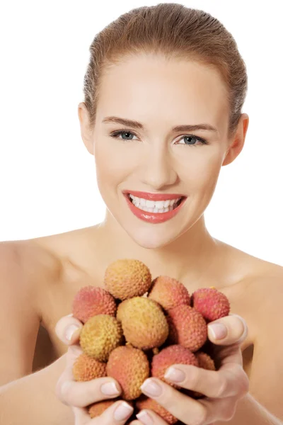 Kadın holding avuç lychees — Stok fotoğraf