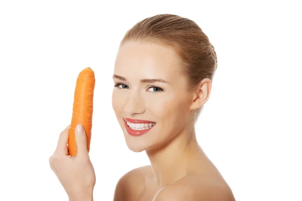 Woman eating raw carrot — Stock Photo, Image