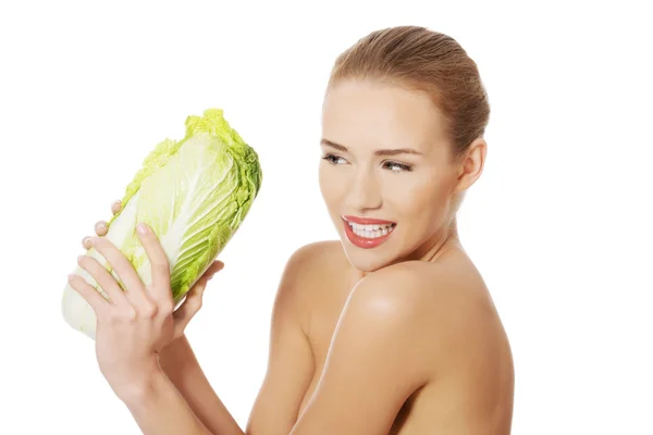 Mujer en topless con lechuga iceberg —  Fotos de Stock