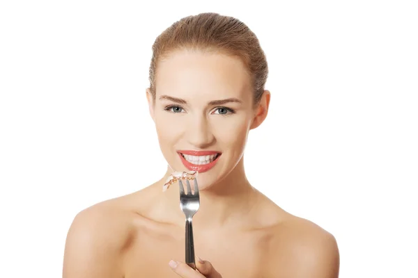 Smiling woman eating sea fruit with fork. — Stock Photo, Image