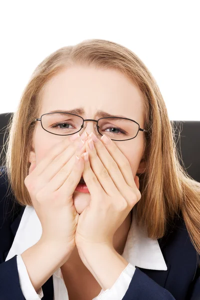 Bang, verdrietig zakenvrouw zitten door de tabel. — Stockfoto