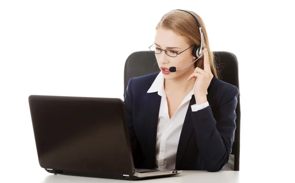 Woman talking, sitting with laptop — Stock Photo, Image