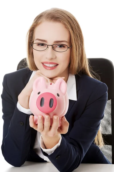 Mulher de negócios com banco porquinho . — Fotografia de Stock