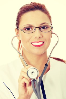 Steteskoplu kadın doktor.