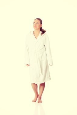 genç güzel kadın giyiyor bornoz