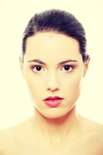 Retrato de cerca de cara de mujer joven y hermosa — Foto de Stock