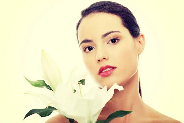 Spa vrouw met lily bloem — Stockfoto