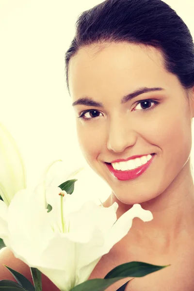 Wellness-Frau mit Lilienblüte — Stockfoto