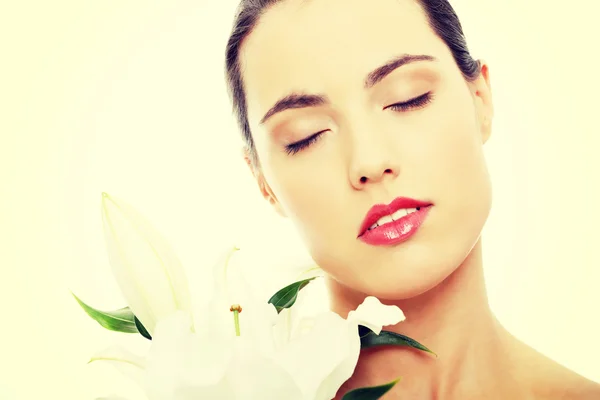 Wellness-Frau mit Lilienblüte — Stockfoto