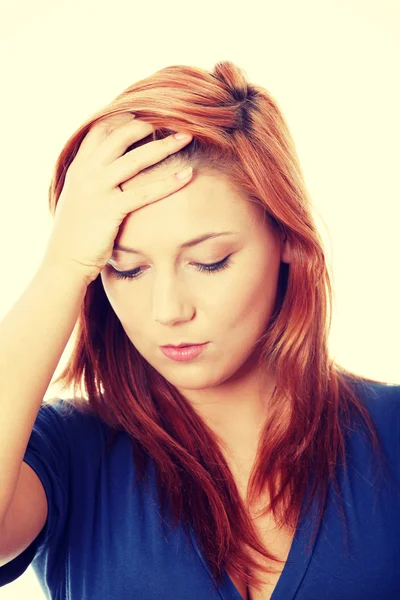 Vrouw met hoofdpijn met haar hand op het hoofd — Stockfoto