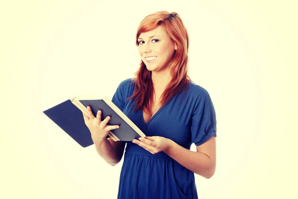 Mladý student žena čtení kniha — Stock fotografie