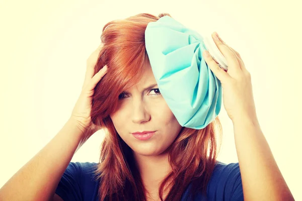 Woman with ice bag for headaches — Stock Photo, Image