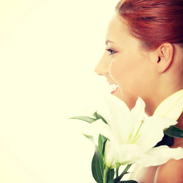 Menina atraente com flor de lírio na mão — Fotografia de Stock