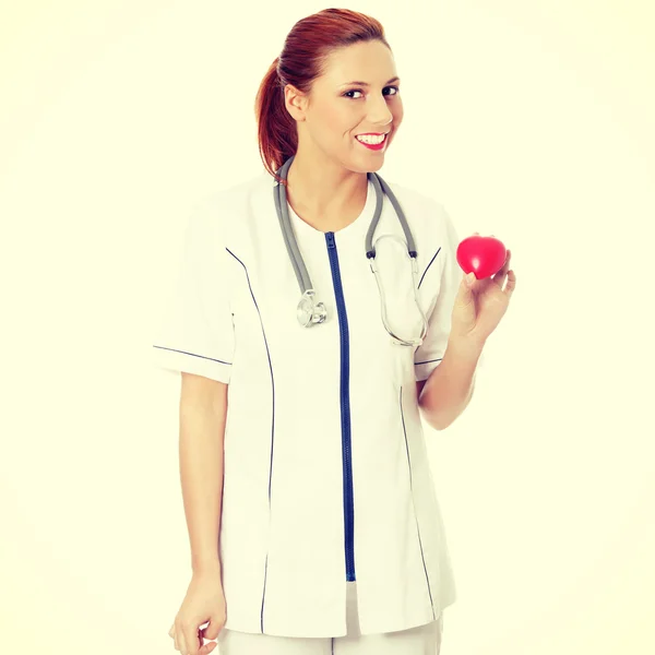 Ženský lékař se stetoskopem držící srdce. — Stock fotografie