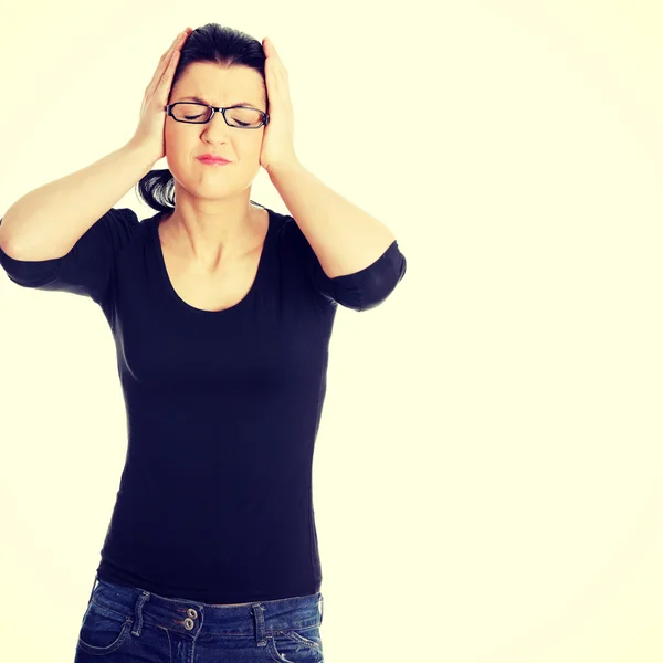 Mujer joven con dolor de cabeza — Foto de Stock