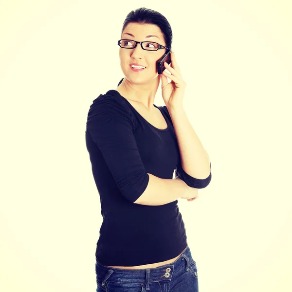 Mulher feliz está ligando com um telefone celular — Fotografia de Stock