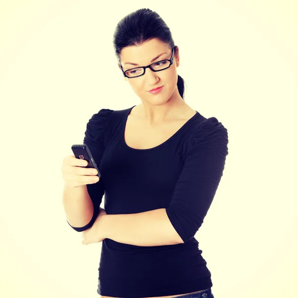 Ung kvinna som använder mobiltelefon — Stockfoto