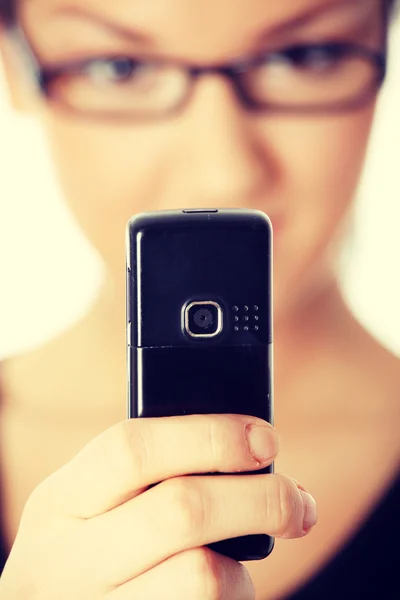 Jeune femme utilisant un téléphone portable — Photo